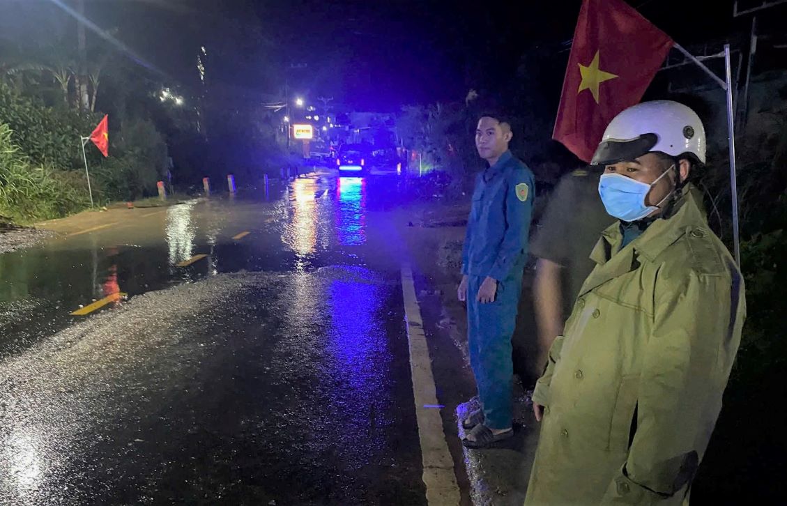 Les forces de l'ordre sont presentes a l'endroit inonde pour reguler la circulation. Photo : Lam Hong