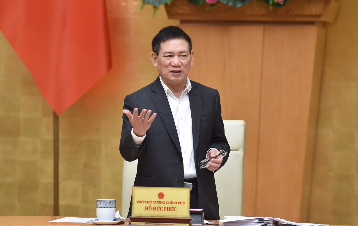 호득프억 부총리는 탈세를 위해 고의로 현금을 결제하는 사례를 엄중히 처리할 것을 요구했습니다. 사진: VGP