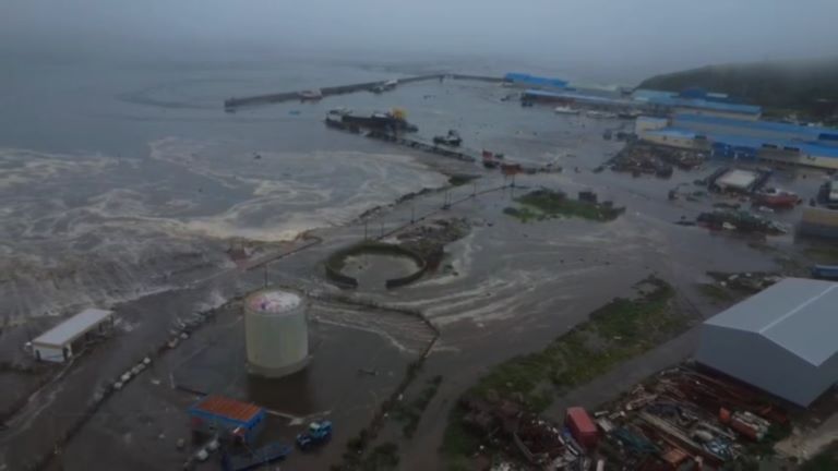 세베로-쿠릴스크에서 쓰나미를 일으킨 지진 러시아 버스 7월 30일 사진: RT/텔레그램