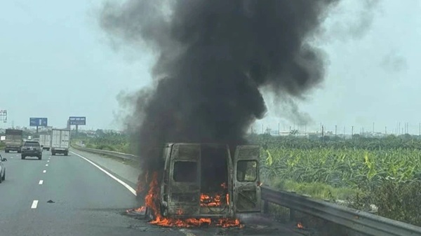 Scene de l'autocar de 16 places reduit en cendres apres l'incendie. Photo : Quoc Phong