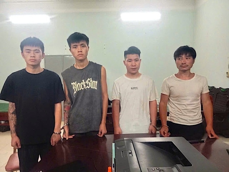 Các đối tượng vượt biên, nhập cảnh trái phép vào nước ta qua đường mòn biên giới. Ảnh: Đơn vị cung cấp