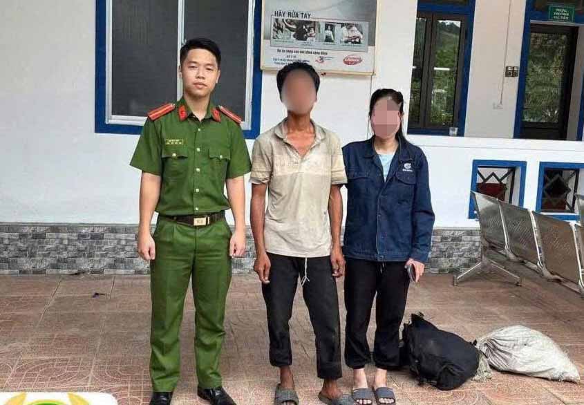 거의 100km를 길을 잃은 P씨는 손킴 1면 공안의 도움을 받아 가족에게 연락하여 집으로 데려왔습니다. 사진: 하띤 공안.