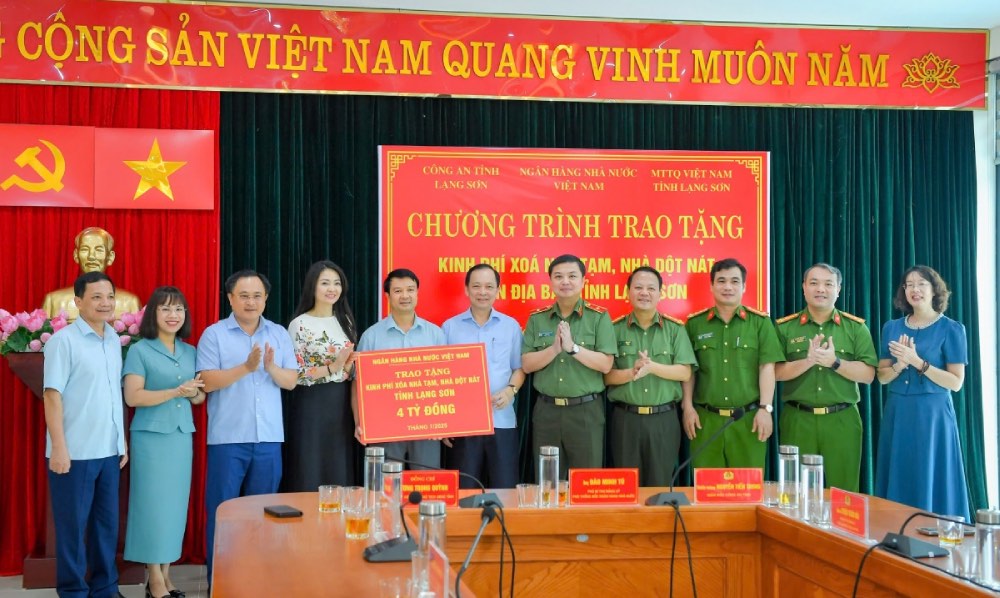 베트남 중앙은행 지도부가 랑선성에 임시 주택 및 허술한 주택 철거 비용을 기증했습니다. 사진: 민칸