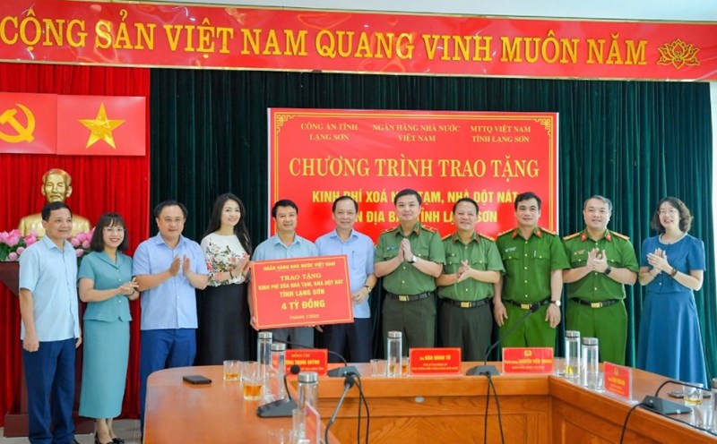 The leaders of the State Bank of Vietnam presented funds to Lang Son province to eliminate temporary and dilapidated houses. Photo: Minh Khanh