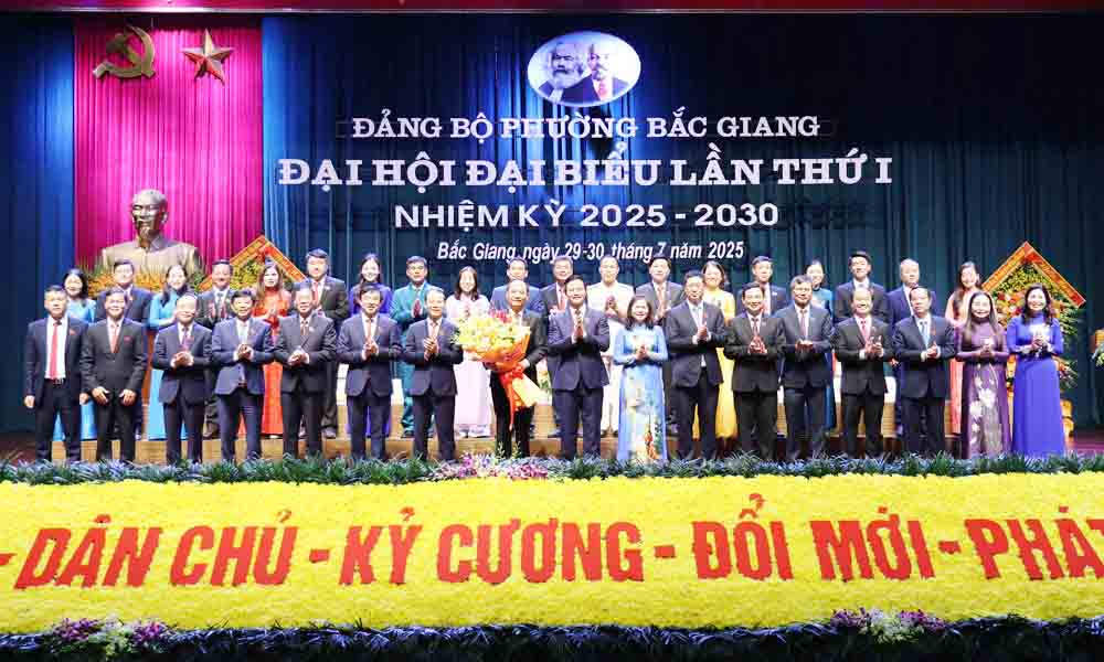 Lanh dao tinh Bac Ninh tang hoa chuc mung Ban Chap hanh Dang bo phuong Bac Giang khoa moi ra mat. Anh: Ngoc Anh  