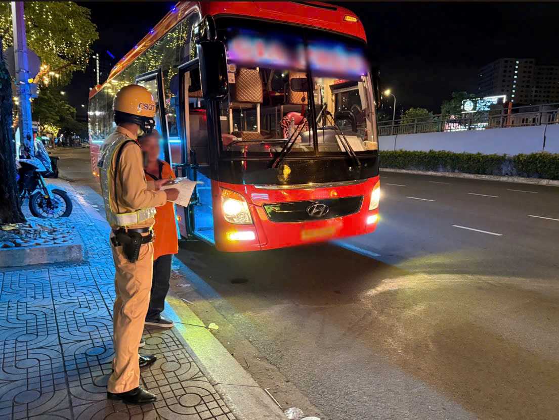 CSGT TPHCM ra quan tong kiem soat cac phuong tien kinh doanh van tai duong bo. Anh: Cong an cung cap