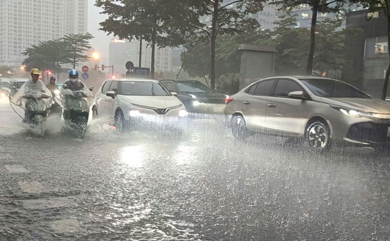 Warning that Hanoi is about to have thunderstorms. Photo: Vu Linh