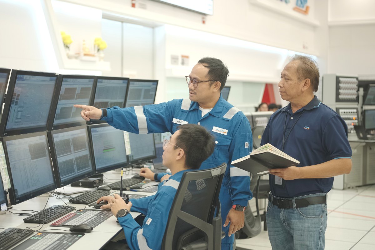 LSP 노동조합은 베트남 노동조합 창립 기념일을 맞아 조합원과 근로자에게 선물을 전달했습니다. 사진: LSP 제공