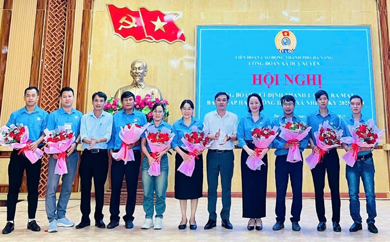 Launching the Executive Committee of the Trade Union of Duy Xuyen Commune, Da Nang City. Photo: Tra Van