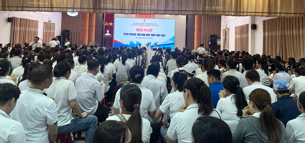 다낭시 노동 연맹이 29/3 섬유 의류 합자 회사 조합원 및 노동자에게 법률을 홍보하고 있습니다. 사진: 판하