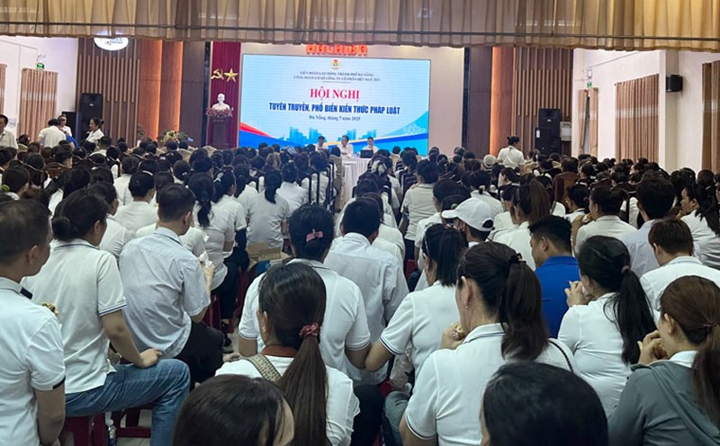 The Da Nang City Labor Federation disseminates the law to union members and employees of 29/3 Textile Joint Stock Company. Photo: Phan Ha
