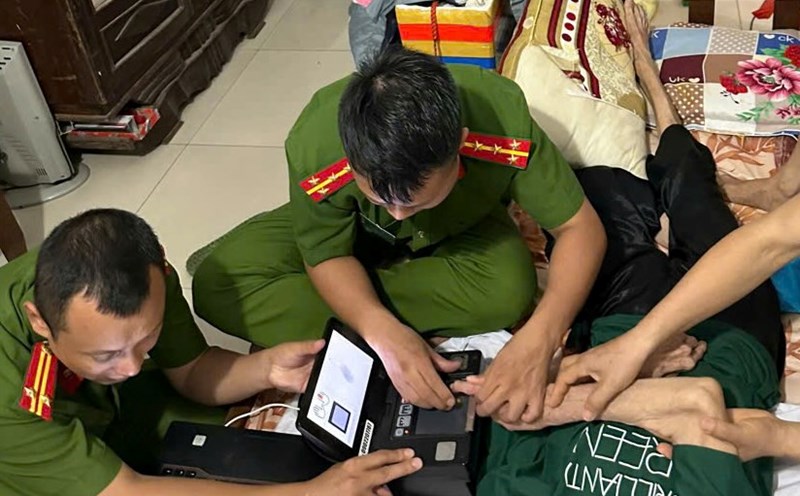 Hue City Police force supports elderly and disabled people to make ID cards at home. Photo: Tran Hong.