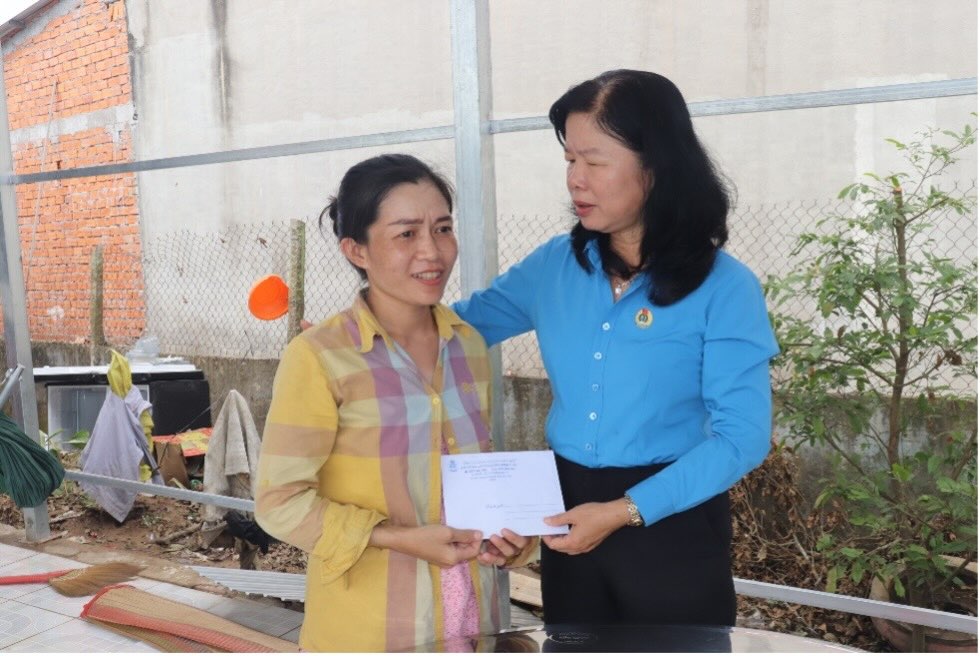 Ba Huynh Thi Tuyet Vui - Chu tich LDLD tinh Dong Thap tham hoi, trao tien ho tro cho doan vien Nguyen Thi My Vien – CDCS Cong ty TNHH Lien doanh Nghi Phong, co nha bi sap hoan toan, toan bo vat dung trong nha bi loc xoay cuon mat, thiet hai uoc tinh khoang 200 trieu dong. Anh: Luu Hung. 
