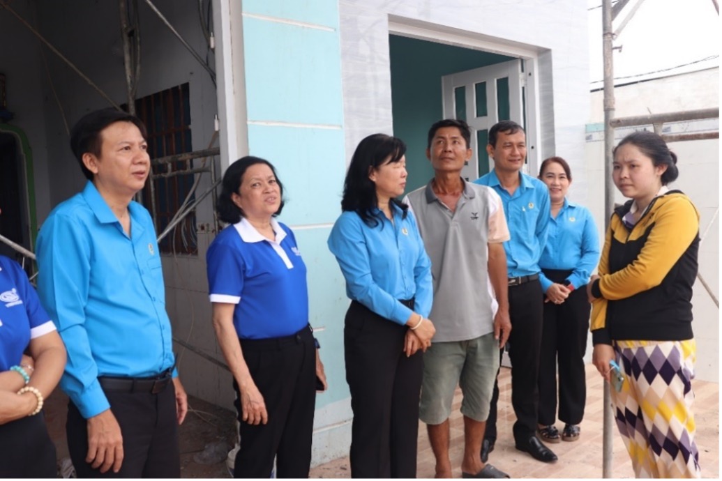 Ba Huynh Thi Tuyet Vui - Chu tich LDLD tinh, ong Hoang Khac Tinh - Pho Chu tich Thuong truc LDLD tinh, cung dai dien bo phan To chuc LDLD tinh va CDCS Cong ty Co phan Vinh Hoan den tham hoi, chia se kho khan voi doan vien Le Thi Truc Ly, CDCS Cong ty Co phan Vinh Hoan, nha bi toc mai hoan toan, nhieu vat dung trong nha bi gio cuon bay va hu hong nghiem trong, khong the su dung duoc. Anh: Luu Hung. 