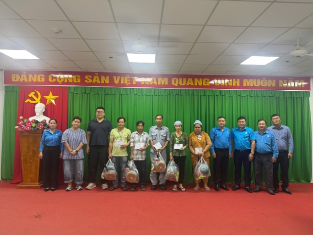 Dai dien LDLD tinh den tham va trao ho tro cho doan vien CDCS Cong ty TNHH Du Duc VN bi anh bi anh huong boi bao so 3; dong thoi CDCS Cty ho tro cho moi doan vien 01 phan qua tri gia 500.000 dong. Anh: Luu Hung. 