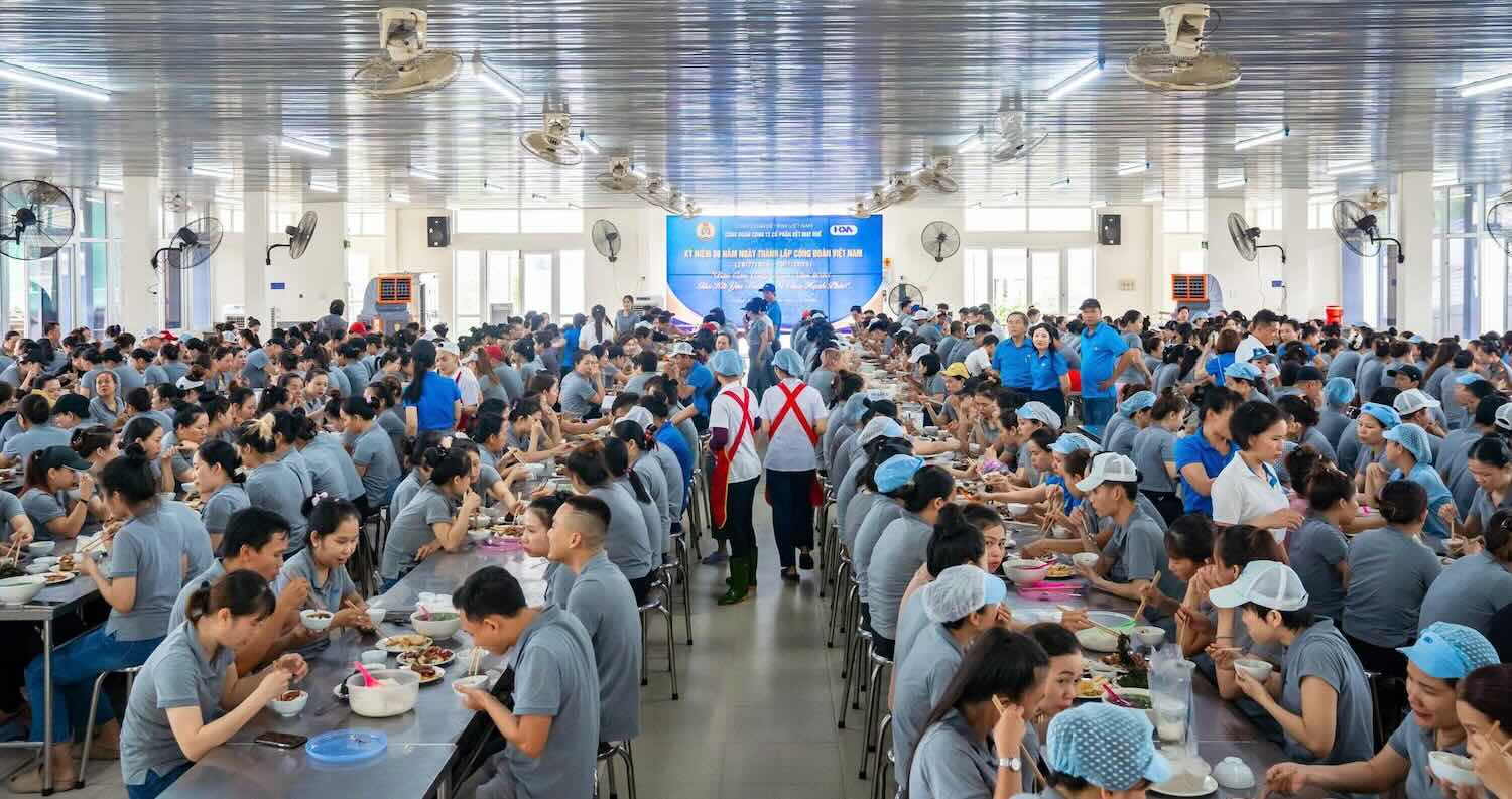 4 000명 이상의 노동자들이geria 노동조합 점심 식사 프로그램에 참여했습니다. 사진: 후에 섬유 회사