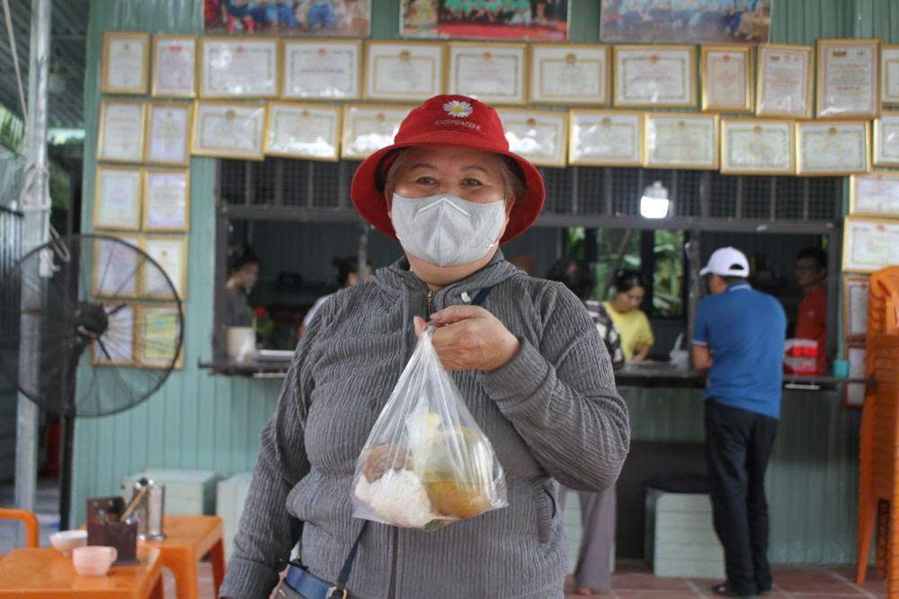 Les travailleurs en difficulte emus par le repas de 2 000 VND a Da Nang. Photo : Thanh Huyen