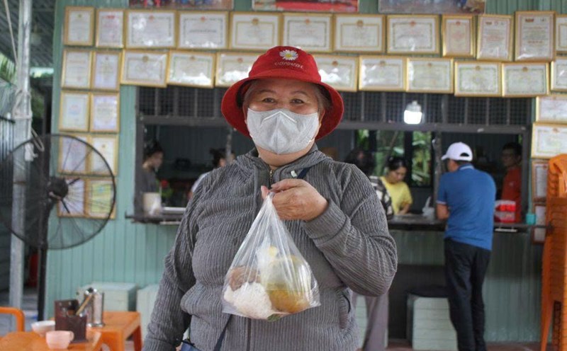 Workers in difficult circumstances were moved by the 2,000-a-side meal in Da Nang. Photo: Thanh Huyen