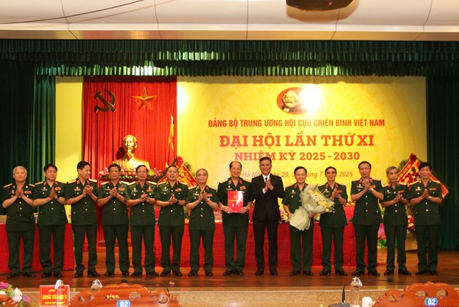 Mr. Tran Thang - Deputy Secretary of the Party Committee of the Vietnam Fatherland Front and Central Associations presented the Decision of the Standing Committee of the Vietnam Fatherland Front Party Committee and Central Associations appointing them to participate in the Executive Committee, Standing Committee, Secretary, Deputy Secretary of the Central Party Committee of the Vietnam Veterans Association, term 2025-2030. Photo: Huong Diep