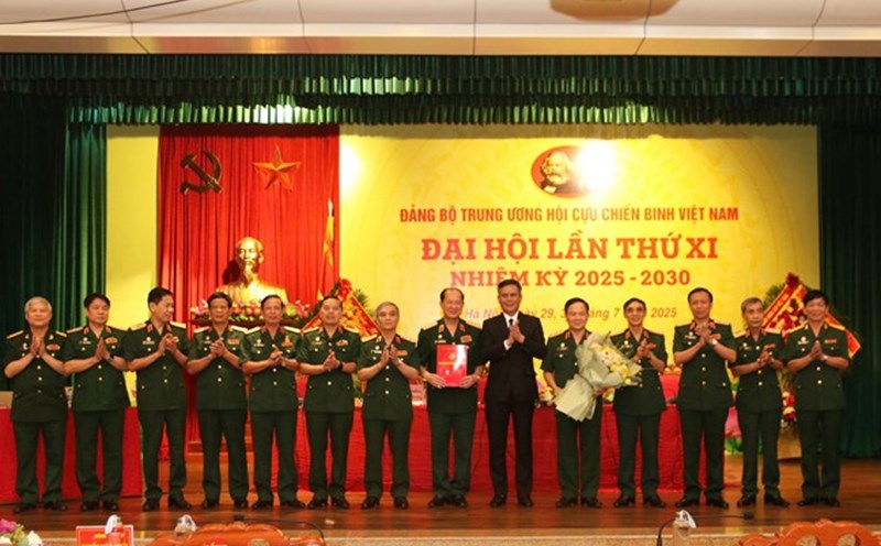 Mr. Tran Thang - Deputy Secretary of the Party Committee of the Vietnam Fatherland Front and Central Associations presented the Decision of the Standing Committee of the Vietnam Fatherland Front Party Committee and Central Associations appointing them to participate in the Executive Committee, Standing Committee, Secretary, Deputy Secretary of the Central Party Committee of the Vietnam Veterans Association, term 2025-2030. Photo: Huong Diep