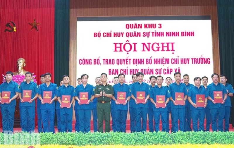 The Ninh Binh Provincial Military Command presented the decision to appoint the Commander of the Commune-level Military Command to the newly transferred and appointed officers. Photo: Ninhbinh.gov.vn