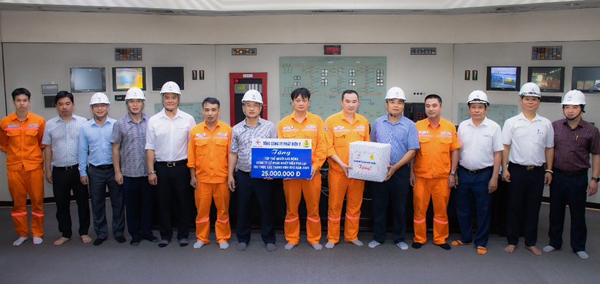 Lanh dao chuyen mon va Cong doan EVNGENCO2, PPC tang qua cho cac CBCNV nhan dip cac thang cao diem mua kho 2025. Anh: Nhiet dien Pha Lai