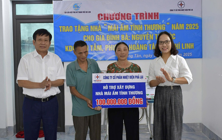Chu tich Cong doan Le Van Chinh trao ho tro kinh phi xay nha “Mai am tinh thuong” cho gia dinh ba Nguyen Thi Cuc. Anh: Nhiet dien Pha Lai