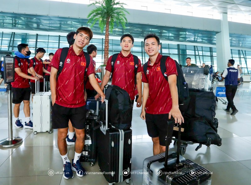 Cac cau thu Van Thuan, Thai Son, Thanh Dat hao hung ve nuoc sau chuc vo dich. Anh: VFF