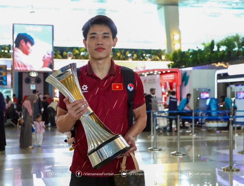 Dinh Bac om cup tai san bay. Anh: VFF