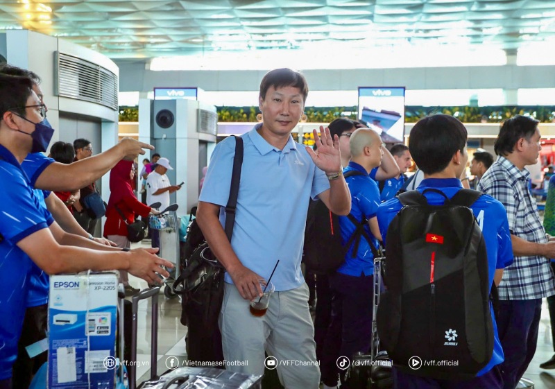 Huan luyen vien Kim Sang-sik. Anh: VFF