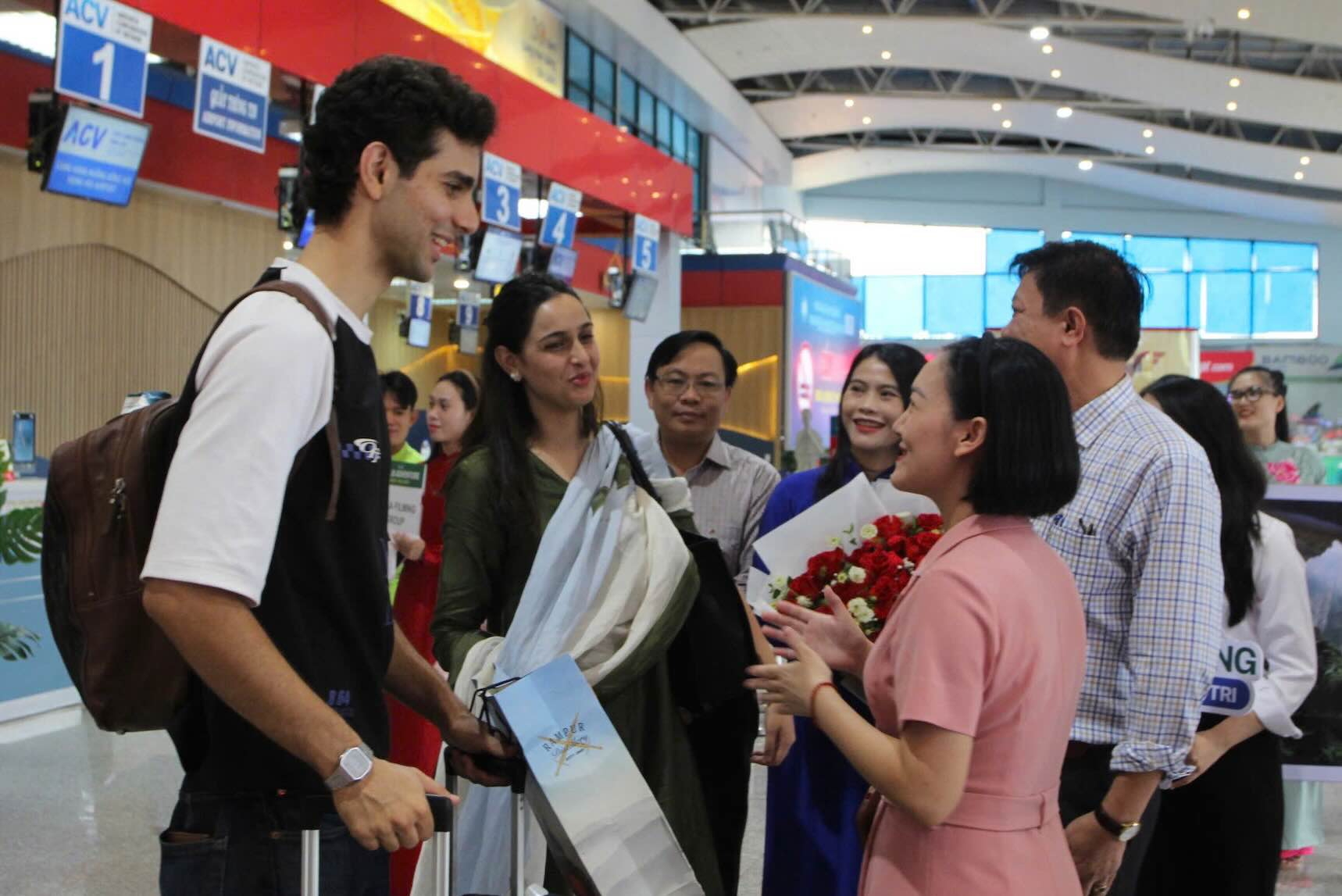 The Indian film crew came to Quang Tri to film. Photo: Ngo Hien