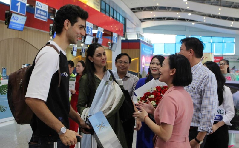 The Indian film crew came to Quang Tri to film. Photo: Ngo Hien