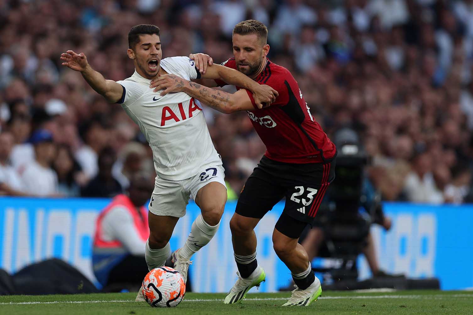 Luke Shaw da gan bo voi Man United duoc 11 nam nen rat hieu noi tinh tai san Old Trafford. Anh: AFP