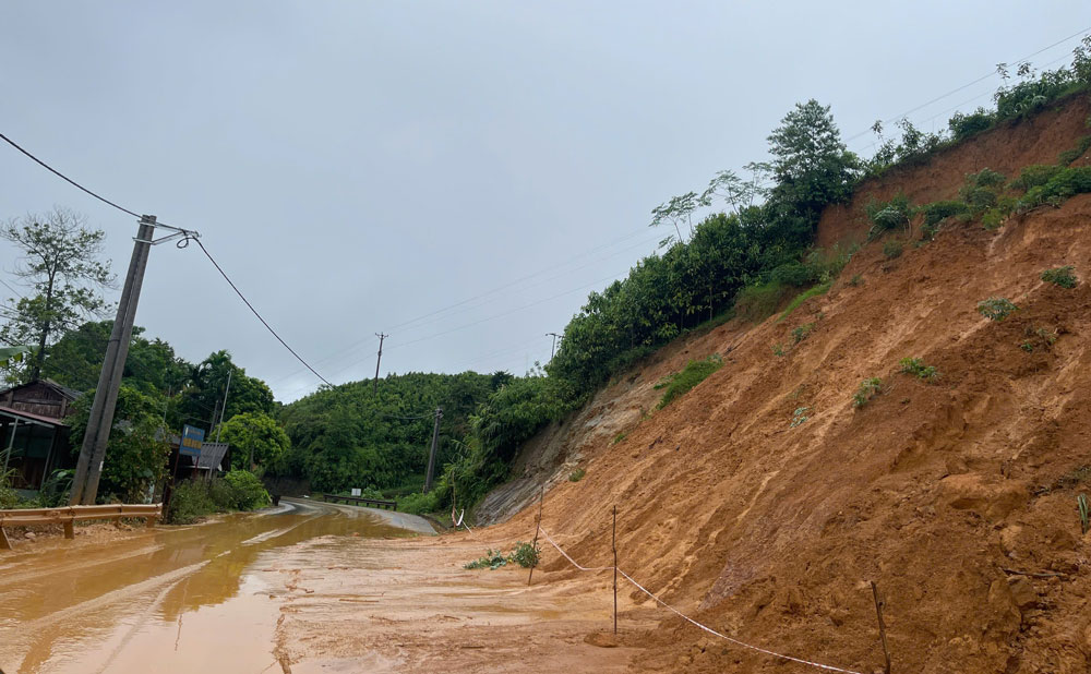 7月24日朝、ラオカイ省の省道163号線の地滑り。写真:ヴァン・ドゥック