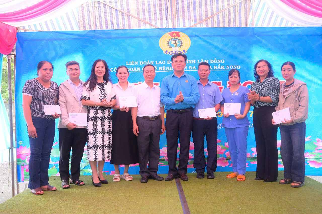 Trao cac phan qua cho doan vien, nguoi lao dong co hoan canh kho khan. Anh: Lam Hong