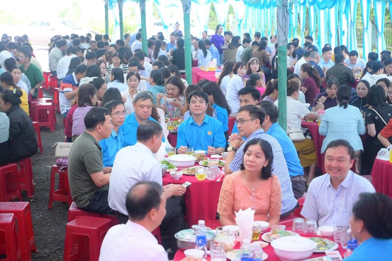 럼동성 닥농 종합 병원의 400명 이상의 조합원들이 '노동조합 점심 식사'에 참석했습니다. 사진: Van Hung