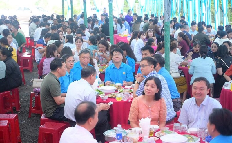 More than 400 union members at Dak Nong General Hospital, Lam Dong province attended the "Union Meal". Photo: Van Hung