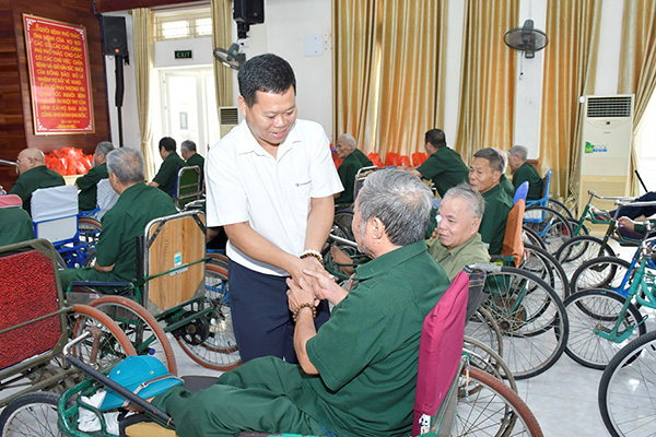Bi thu Dang uy, Chu tich HDQT PPC Mai Quoc Long tham hoi cac bac thuong benh binh tai Trung tam. Anh: Nhiet dien Pha Lai