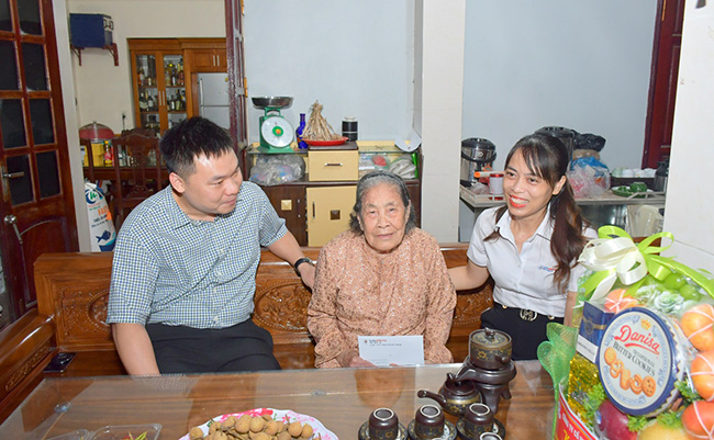 Ong Nguyen Minh Thanh – Pho Tong Giam doc lam truong doan den tham, dong vien va trao qua tang cho Me Viet Nam Anh hung Tran Thi Gai. Anh: Nhiet dien Pha Lai