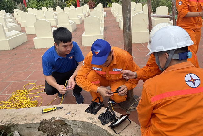 Doan vien thanh nien Cong ty sua chua den chieu sang tai nghia trang phuong Chi Linh