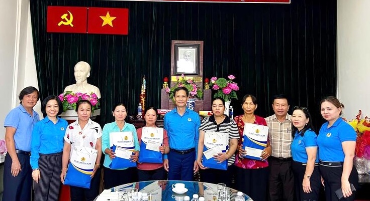 베트남 산업통상 노동조합 지도부가 푸럼 회사에서 근무하는 일부 순국선열 유족 대표에게 선물을 전달하고 있습니다. 사진: 띠엔퐁
