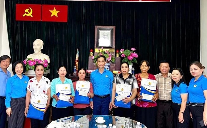 Leaders of the Vietnam Trade Union presented gifts to representatives of some relatives of martyrs working at Phu Lam Company. Photo: Tien Phong