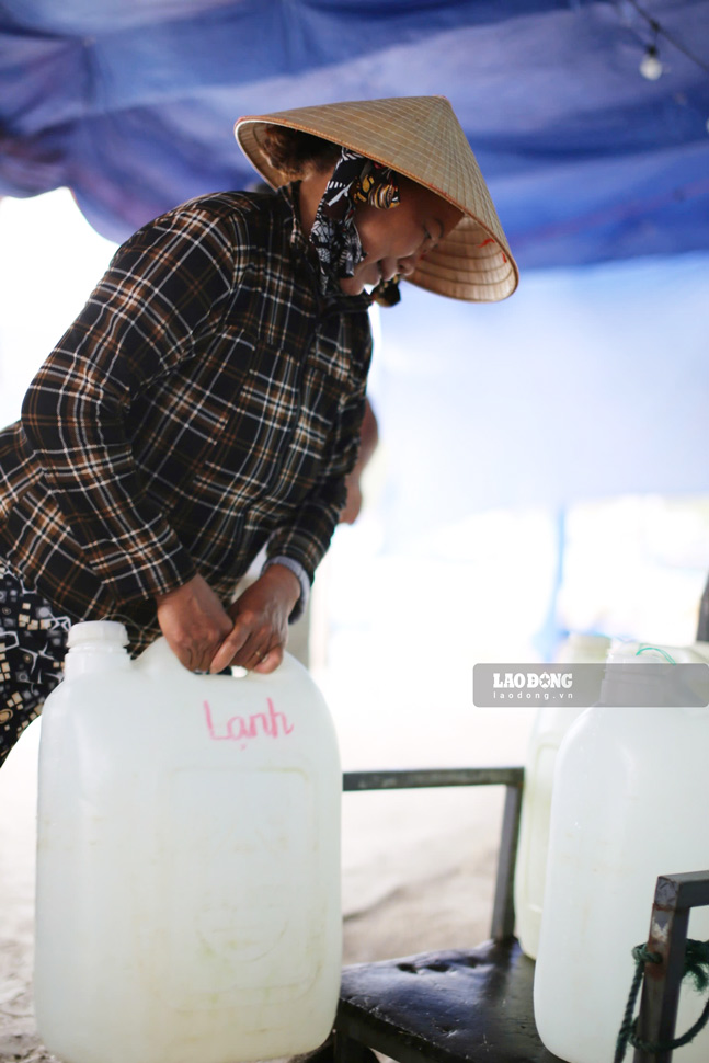 De co duoc vai can nuoc ngot tu chiec gieng chung duy nhat con dung duoc cua lang, nguoi dan phai mat nhieu gio cho doi. Anh: Hoai Phuong