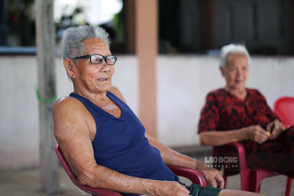 Ong Nguyen Sanh (88 tuoi, khu vuc 9, phuong Quy Nhon) chia se, cac gieng dao o day hau nhu deu bi nhiem man, nhiem phen, co cung nhu khong. Ca lang chi con mot gieng co nuoc ngot, nhung luong it oi, khong du cho hang tram ho dan. Anh: Hoai Phuong