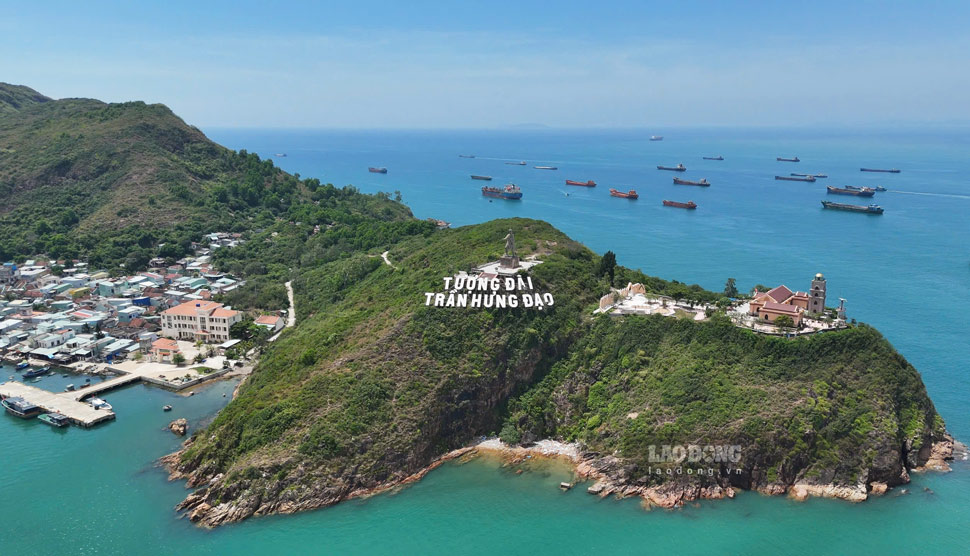 Nhieu nam qua, hon 450 ho dan lang chai Hai Minh (phuong Quy Nhon) van song trong canh thieu nuoc sach tram trong, nom nop lo so song bien danh thang vao nha moi khi troi tro gio, vi chua co tuyen ke chan song kien co. Anh: Hoai Phuong