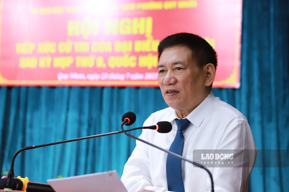 Truoc nguyen vong chinh dang cua cu tri, Pho Thu tuong Ho Duc Phoc de nghi UBND tinh Gia Lai som trien khai dau tu tuyen ke doc bien va he thong cap nuoc sach cho lang chai Hai Minh. “Day la nhiem vu ma tinh phai thuc hien de cham lo doi song nhan dan. Trong truong hop vuot qua kha nang ngan sach dia phuong, can de xuat Trung uong ho tro“, Pho Thu tuong chi dao. Anh: Hoai Phuong