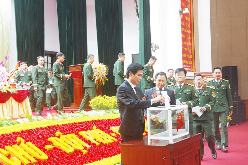 Cac dai bieu tien hanh bo phieu tai Dai hoi dai bieu Dang bo Quan su tinh Son La. Anh: sonla.gov.vn