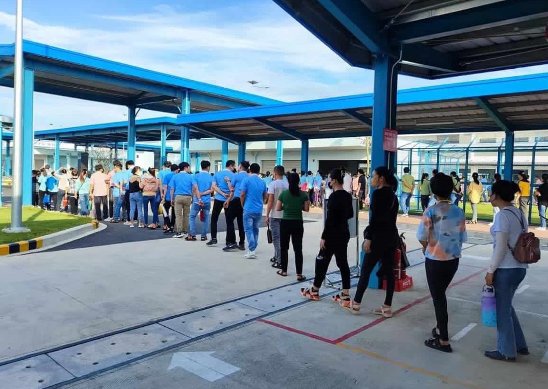 Cong nhan den lam viec tai mot cong ty trong Cum cong nghiep. Anh: Pham Duy 