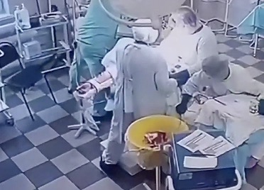 Doctors continue to perform surgeries despite the operating room being violating during the earthquake in Russia. Photo: RT