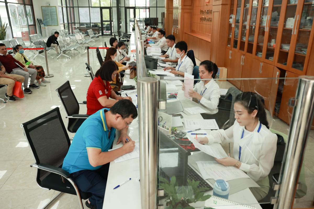 The Ministry of Home Affairs is coordinating with ministries and branches to remove obstacles in establishing commune-level public service units. Photo: Hai Nguyen